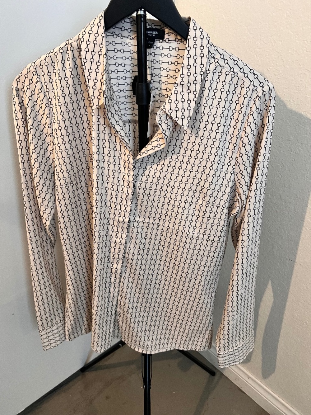 Lovely NWT Express Cream & Black print blouse | Size Medium